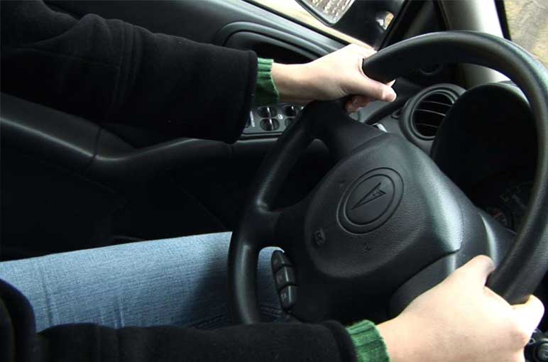 5 Best-Driving-Rules-Maintain-Your-Arms-On-The-Wheel-At-Right-Role